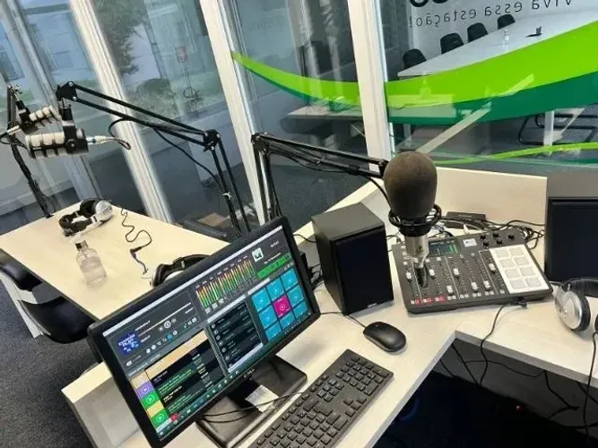 radio comunitaria transmissor ,mesa de audio e antena