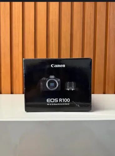 Câmera Canon EOS R100 com o kit de lente RF-S 18-45mm f/4.5-6.3 IS STM.