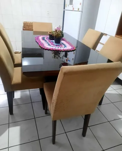 Mesa grande com 6 cadeiras