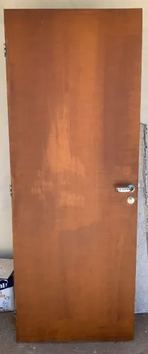 Porta de madeira com portal e alizar 