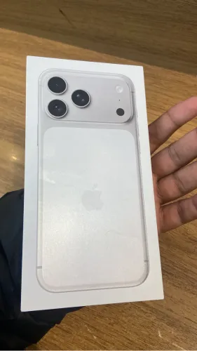 iPhone 17 pro Max silver