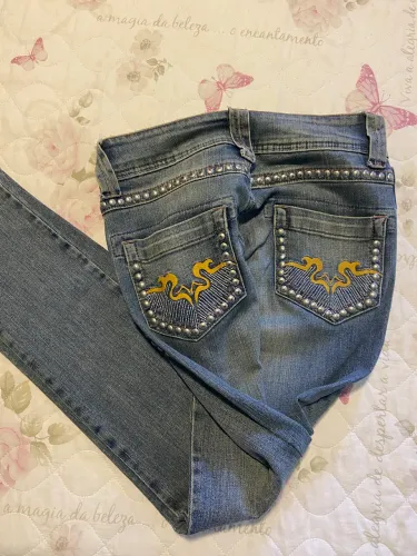 Calça Jeans com tachas