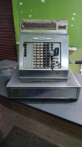 Vendo máquina registradora antiga marca SWEDA