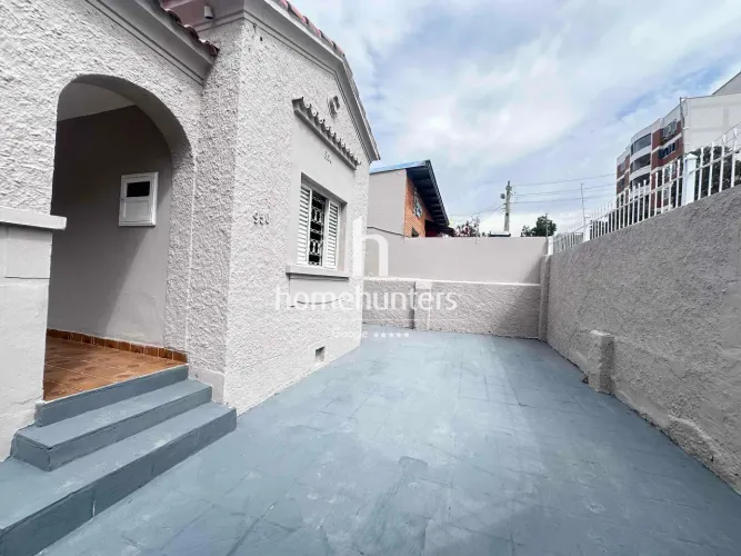 Casa para venda e locação, 3 quartos, quintal amplo, Ótima Localização na rua Tiradentes 9