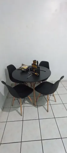 Conjunto de Jantar Mesa Eiffel Redonda Com 4 Cadeiras