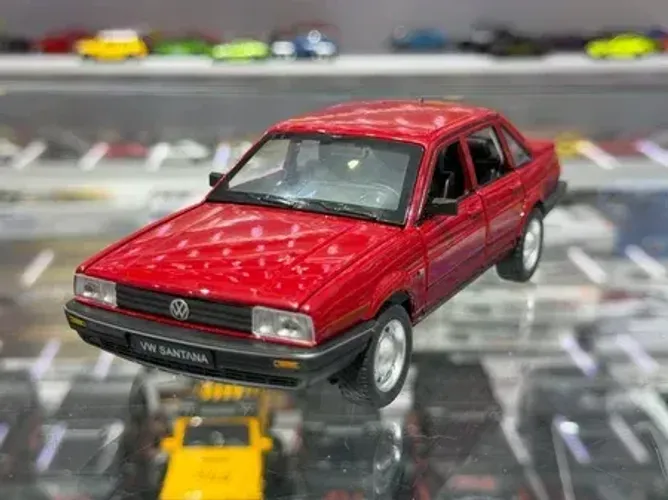 Miniatura Volkswagen Santana vinho 1:24 som e luz - Novo