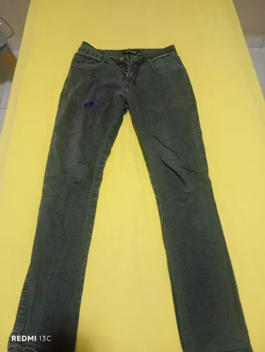 Calça jeans preta (está com estouro de tinta)