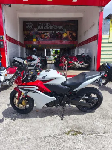 Honda CBR 600f.   Ano:2013.   Km:42 000.   R$: 33.900