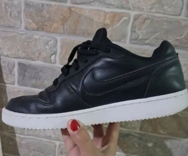Tênis Nike em couro tamanho 36
