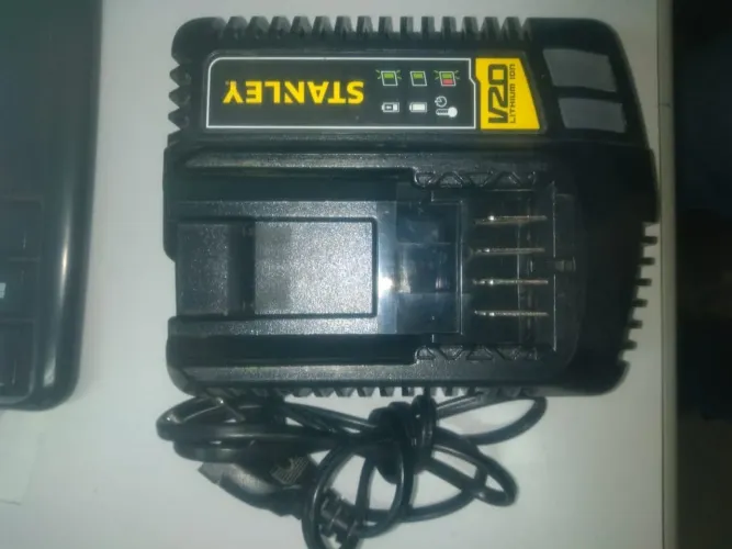 Carregador de baterias Stanley 20v 1ah SC200 semi novo perfeito 