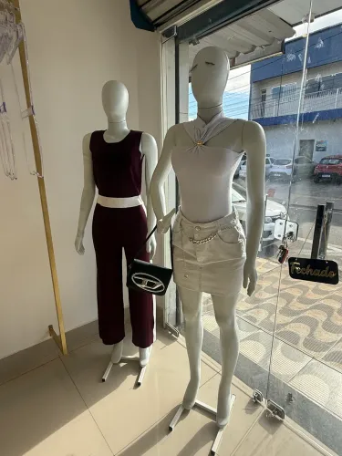 Móveis pra loja de roupa feminina