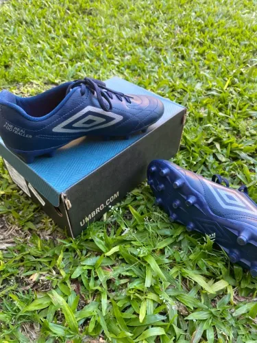 Chuteira umbro 39