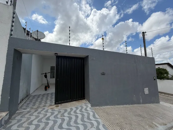 Aluga-se casa de esquina em Arapiraca 2 quartos, suíte e garagem!