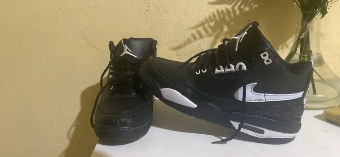 Black/White Tênis Jordan Flight Legend, tamanho 41 BR, na cor preta com detalhes brancos