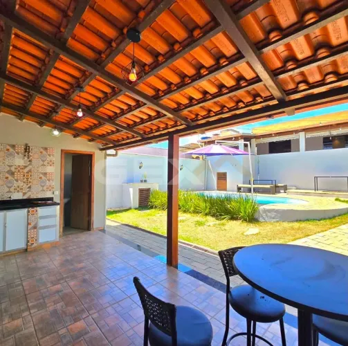 Casa à Venda com 03 Quartos no Bairro Belvedere em Divinópolis MG.