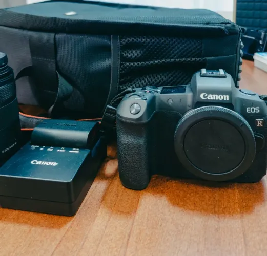 Canon EOS R Full Frame 30.3MP - Corpo + Bateria + Carregador