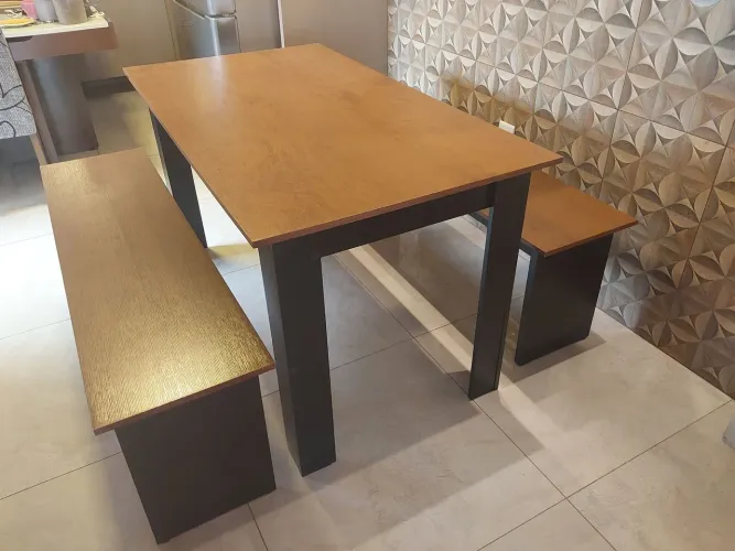 Vendo mesa com dois bancos. Aceito cartão