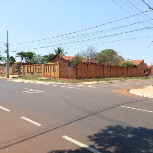 Casa á venda com 2 quartos, terreno de 450m² no Moreninha em Campo Grande - MS