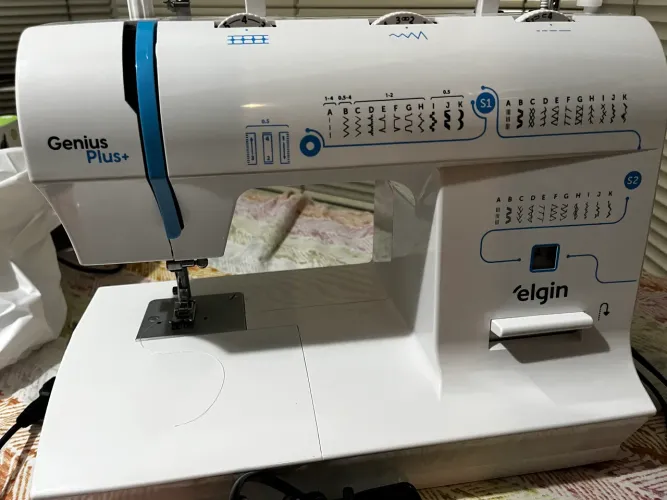 Máquina de Costura Elgin Plus