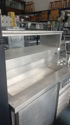 Balcão refrigerado com pista quente e frio 