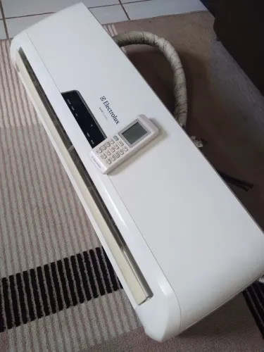 Vendo " EVAPORADORA ELETROLUX " 9 MIL BTU " COM CONTROLE REMOTO " .