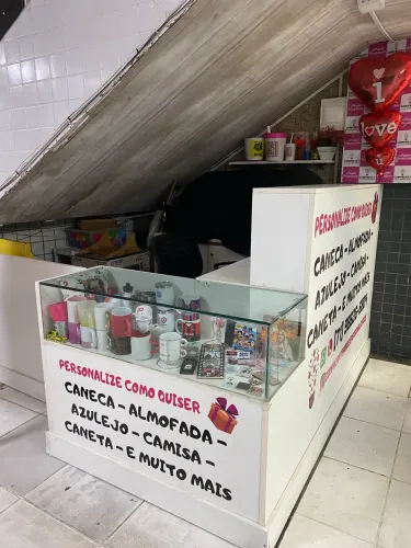 Balcão em MDF com vidro e 3 portas