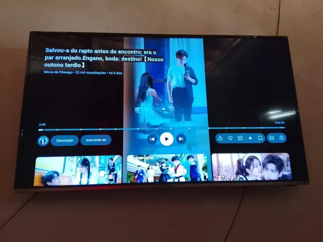 Tv smart 50 polegadas funcionando perfeitamente tem pé e o controle