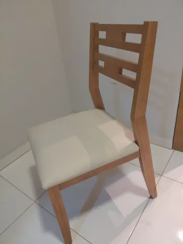 Vendo uma cadeira de madeira maciça, nunca usada , comprada o mes passado.