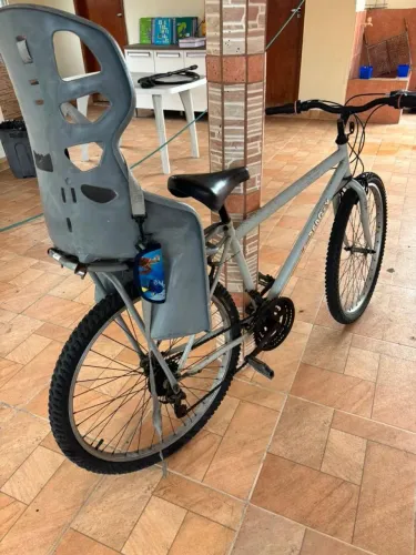 Vendo bicicleta aro 26 com cadeira para criança