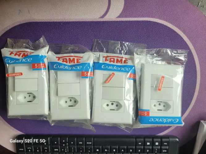 INTERRUPTOR Fame Evidence 2 TECLAS SIMPLES 1 TOMADA PADRÃO 2P+T 20A/250V