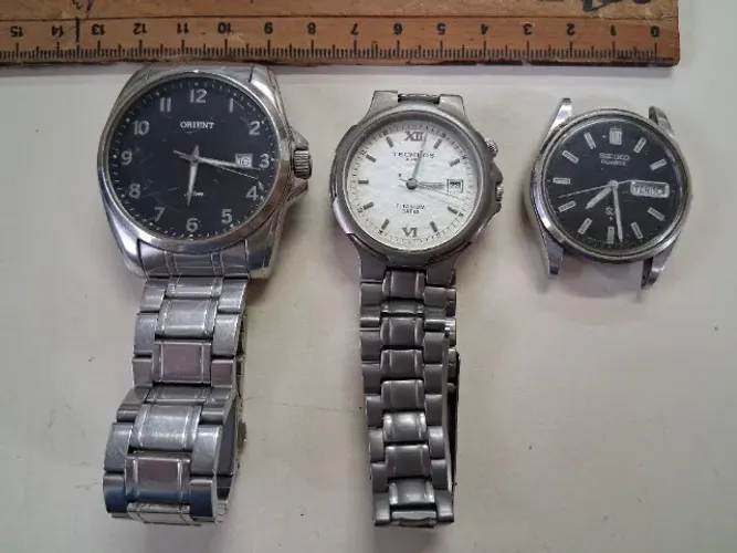 Lote: 3 relógios masculinos à quartz (para restauro)