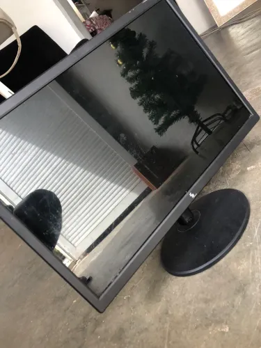 Monitor de computador com defeito na tela 