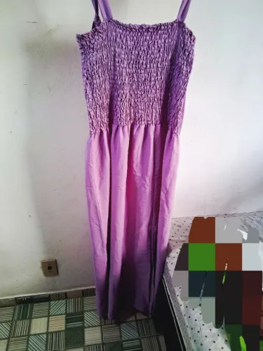 Vestido roxo elástico com alças de ajuste.