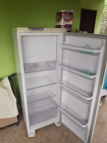 Geladeira Eletrolux Frost Free 