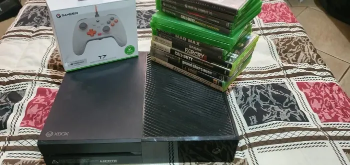 Xbox one com jogos e um controle hall effect com um Samsung Galaxy note 10