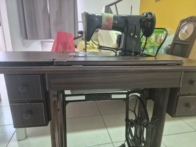 VENDO MÁQUINA COSTURA ANTIGA 