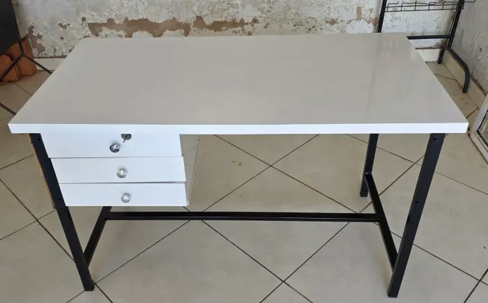 Mesa com 3 gavetas