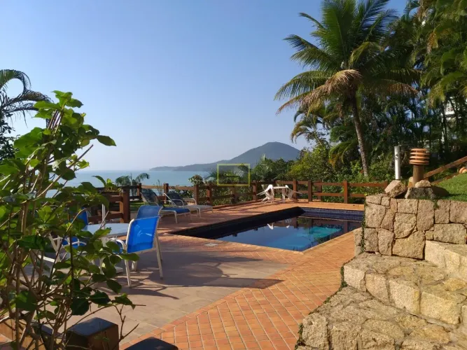 Casa frente ao mar Para Venda ou Locação no Condomínio Ponta das Toninhas