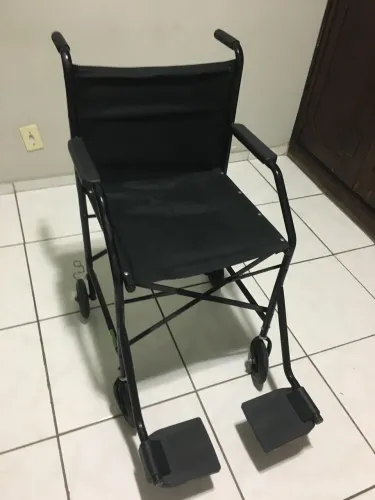 Cadeira de rodas com muito pouco uso