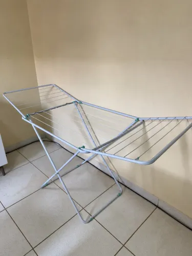 VENDE-SE VARAL DE CHÃO