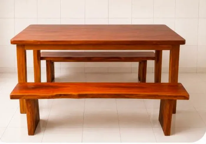 Mesa com dois bancos de madeira maciça