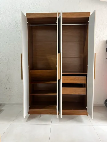 Guarda roupa 4 portas (A) 2m x (C) 1,20m x (L)0,47 