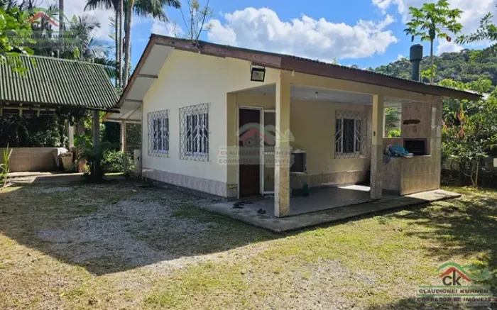 Chácara com casa 02 quartos no Centro de Águas Mornas, com Escritura Pública