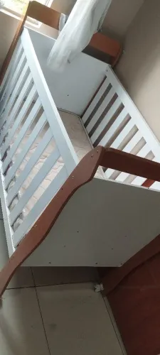 BERÇO Branco com tons de madeira em MDF