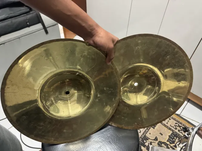 Conjunto de pratos de bateria