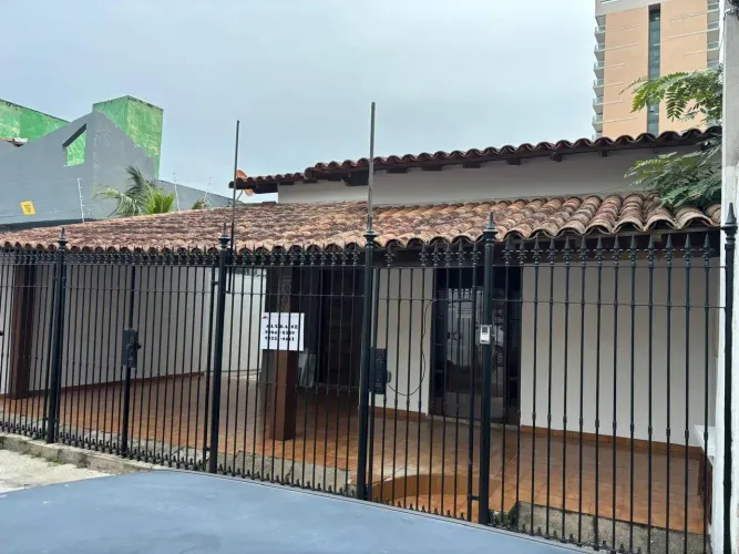 Imóvel para aluguel possui 100 metros quadrados com 3 quartos em Imbetiba - Macaé - RJ