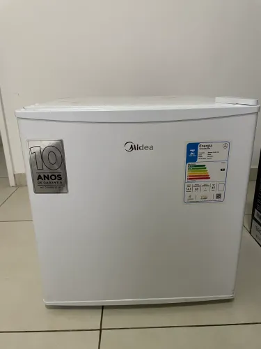 Frigobar branco semi novo 