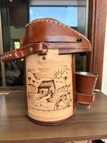 Garrafa térmica revestida em couro 2,5L