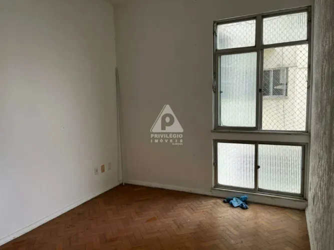 Humaitá! Excelente apartamento composto de 2 quartos, sala bem arejada e cozinha ampla.