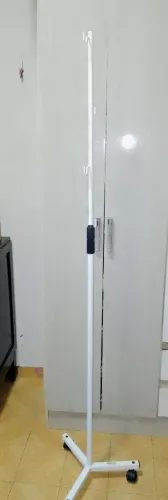 Porta soro. Suporte com rodízio (móvel) ideal para pacientes que precisam se locomover. 